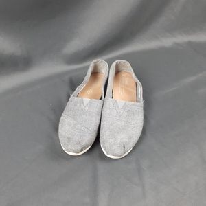 Tom's size 8 gray